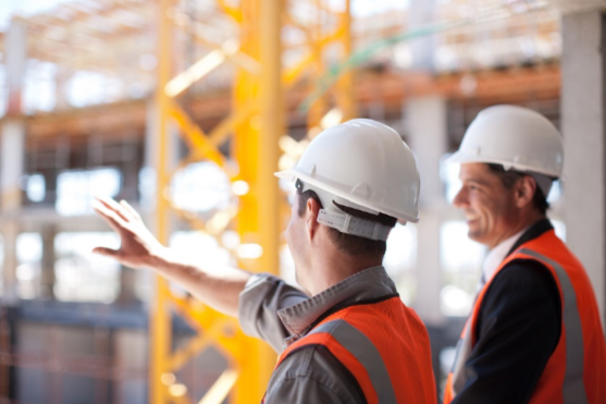 Wie ein Bauunternehmen Qualität und Sicherheit bei Ihrem Bauvorhaben gewährleistet